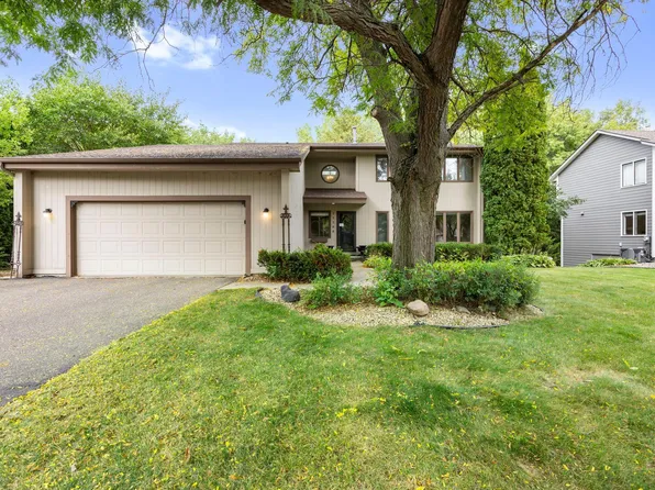 15588 Canyon Rdg, Eden Prairie, MN 55347