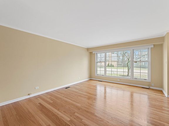 5th image of 19W138 Avenue Royal