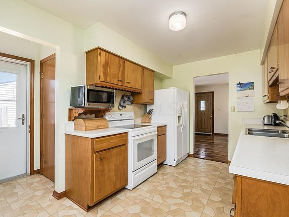 4th image of 250 Fellows Ave