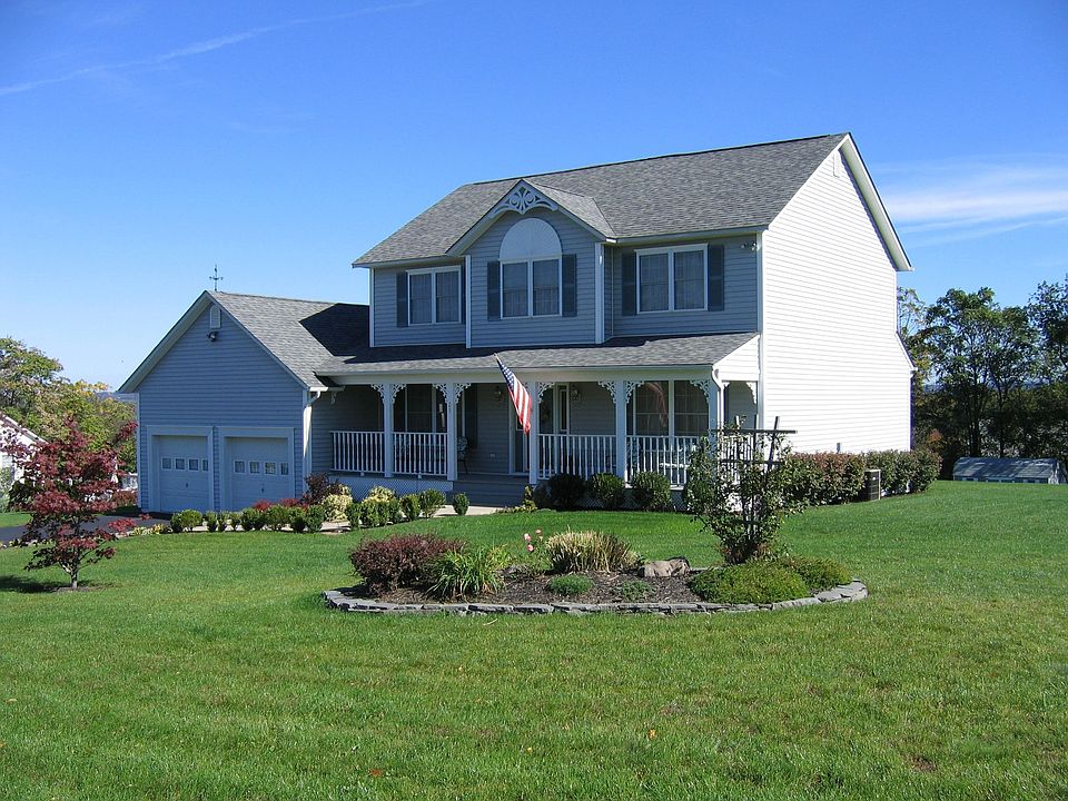 BEAUTIFUL CENTER HALL COLONIAL!