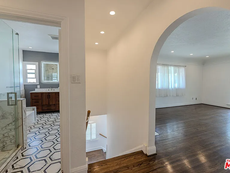 1067 S Sycamore Ave — Photo 32