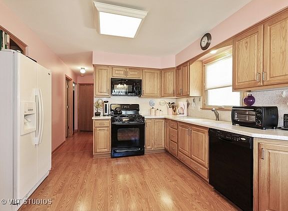 3rd image of 9776 River St