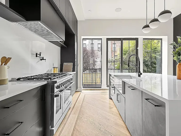 226 Macon St — Photo 2