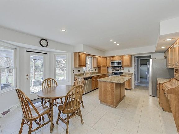 3rd image of 988 Queensborough Ct