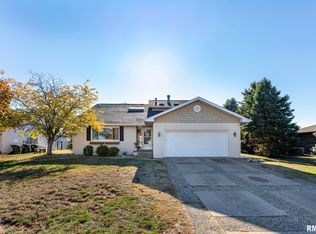 1604 El Camino Dr, Pekin, IL 61554