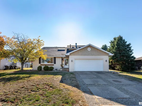 1604 El Camino Dr, Pekin, IL 61554