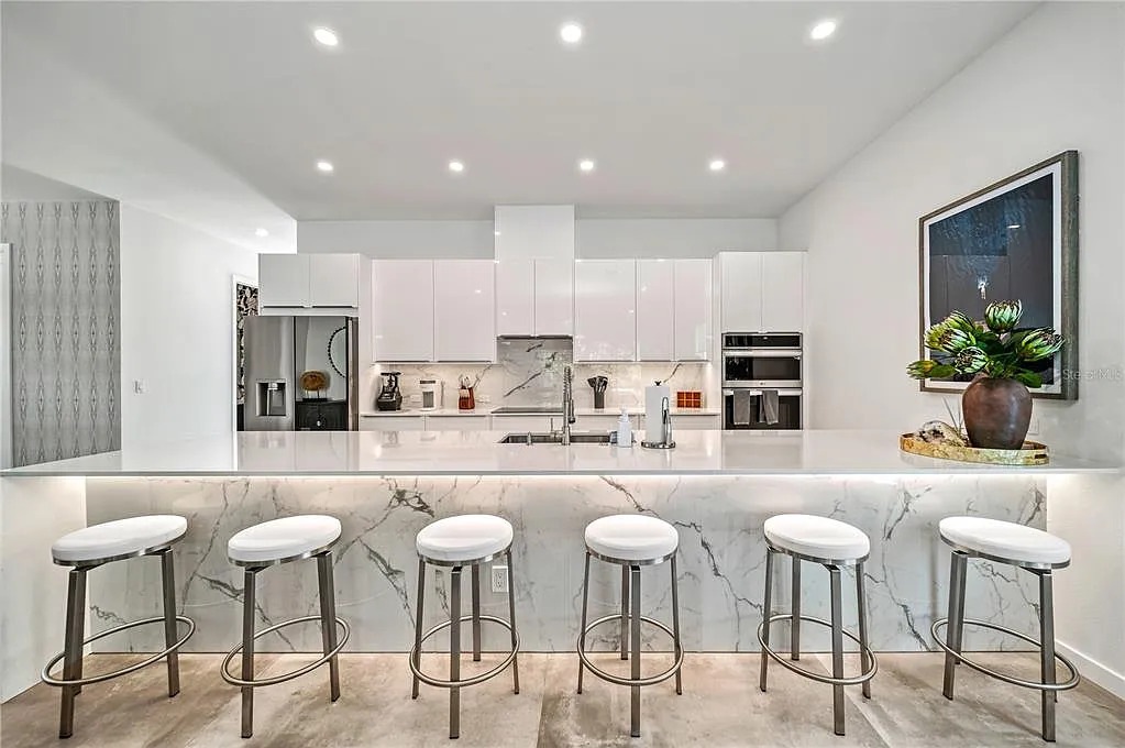 6 bed, 6.5 bath, 3500 sqft, $25,000 — Photo 3