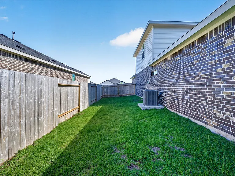 407 Robin St — Photo 46