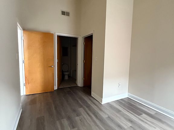 3rd image of 1414 W Marshall St #17