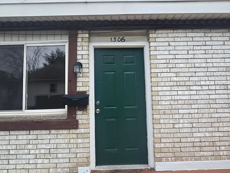 1304 Braley St — Photo 1