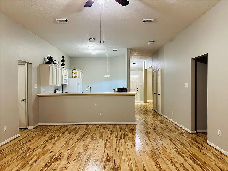 1404 Helmsley Dr — Photo 10