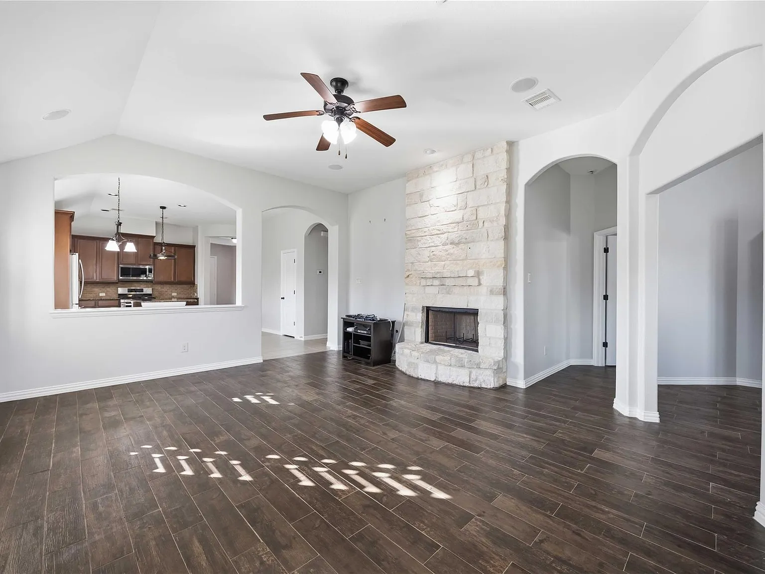 3 bed, 2.0 bath, 2053 sqft, $2,850 — Photo 3