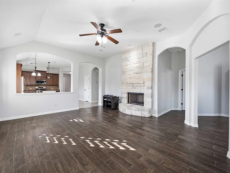 601 Dunlavy Ln — Photo 3