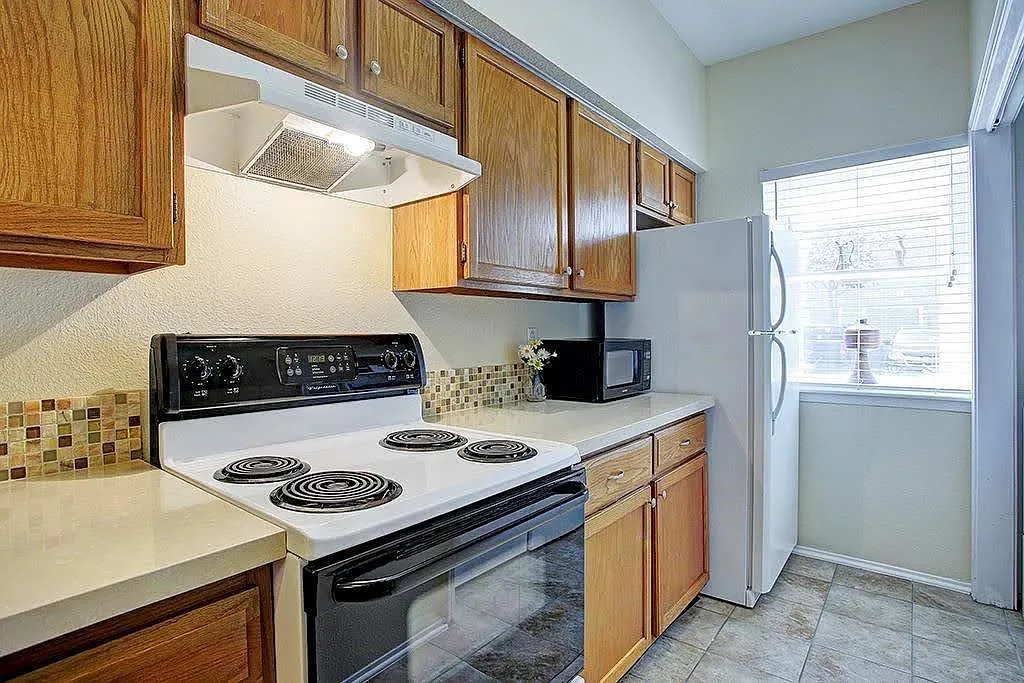 2 bed, 2.5 bath, 1368 sqft, $1,700 — Photo 2