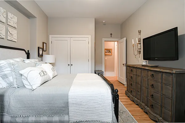 Rented by Douglas Elliman | media 8