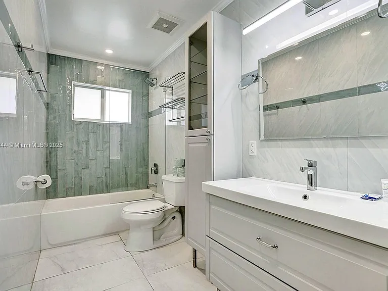 1301 Rodman St — Photo 15