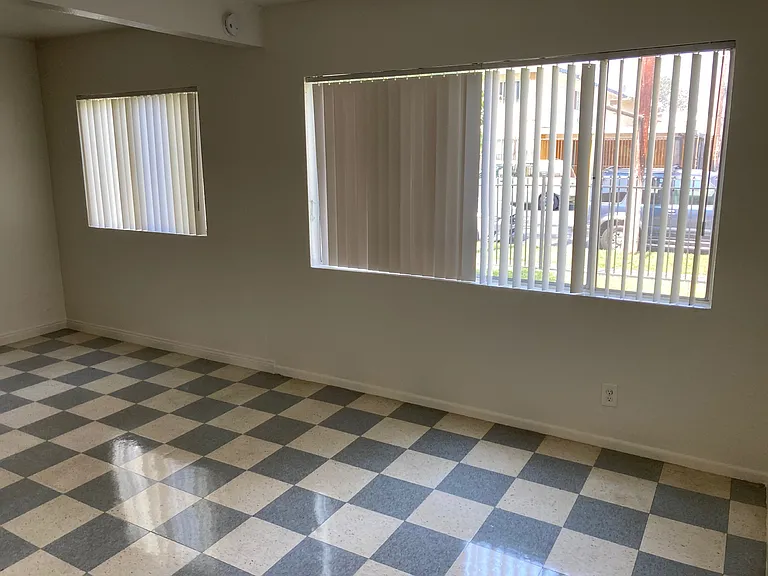 1145 S Poplar St — Photo 8