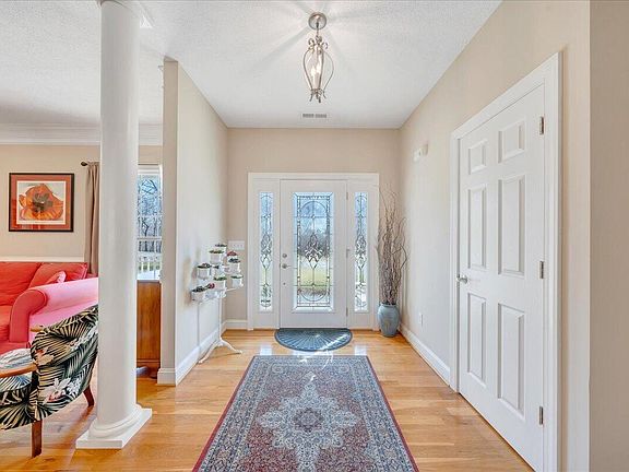 4th image of 335 Camellia Pl