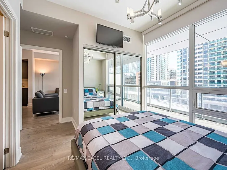 30 Roehampton Ave #619 — Photo 22
