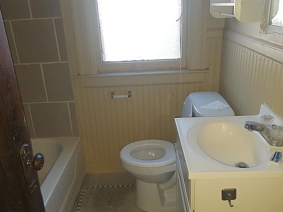 4th image of 895 Beaconsfield Ave #1N