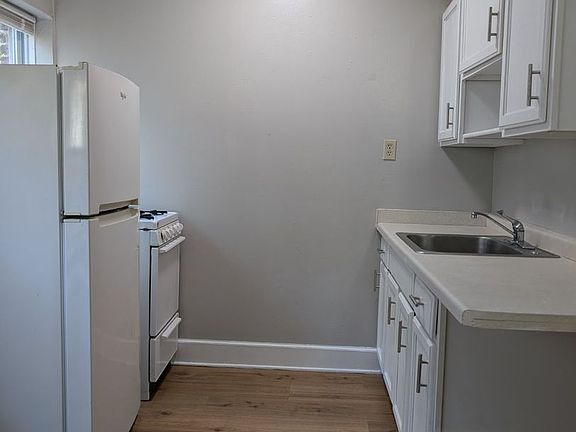 3rd image of 1521 N Franklin Pl APT 104