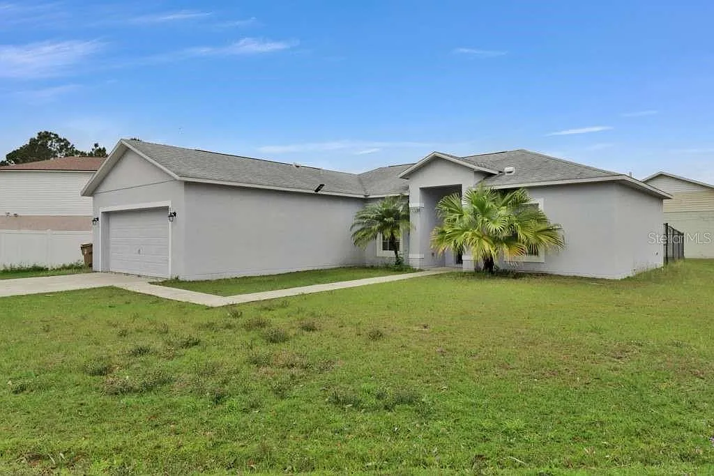 3 bed, 2.0 bath, 1383 sqft, $2,300 — Photo 3