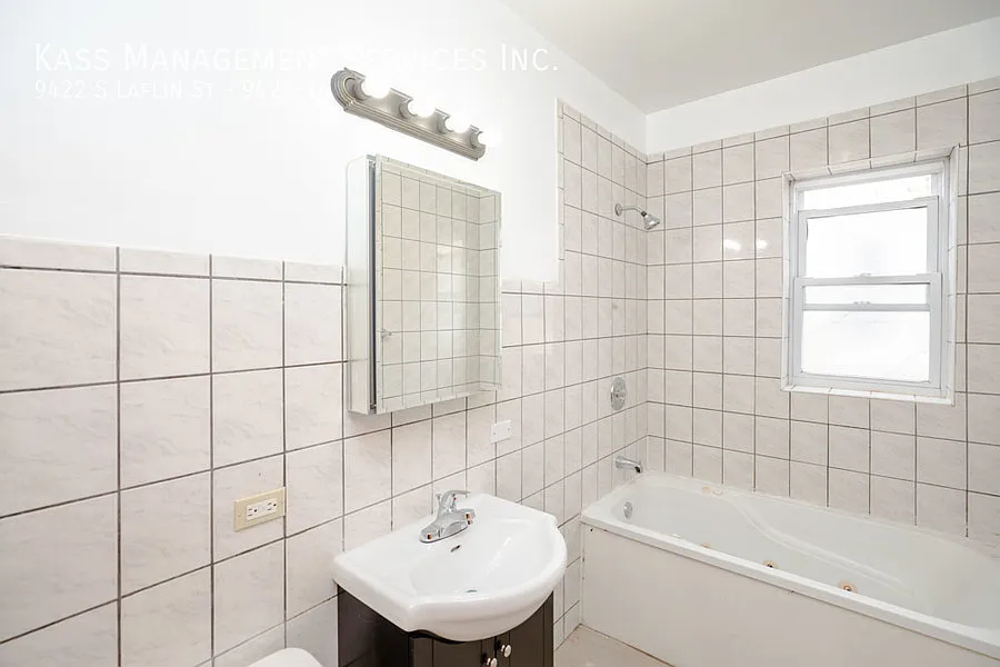 Amazing 2 Bed - Super Large Unit - Hardwood Floors - Living/Dining Room — Photo 2