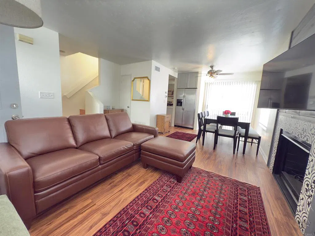 2 bed, 1.5 bath, 950 sqft, $2,995 — Photo 2