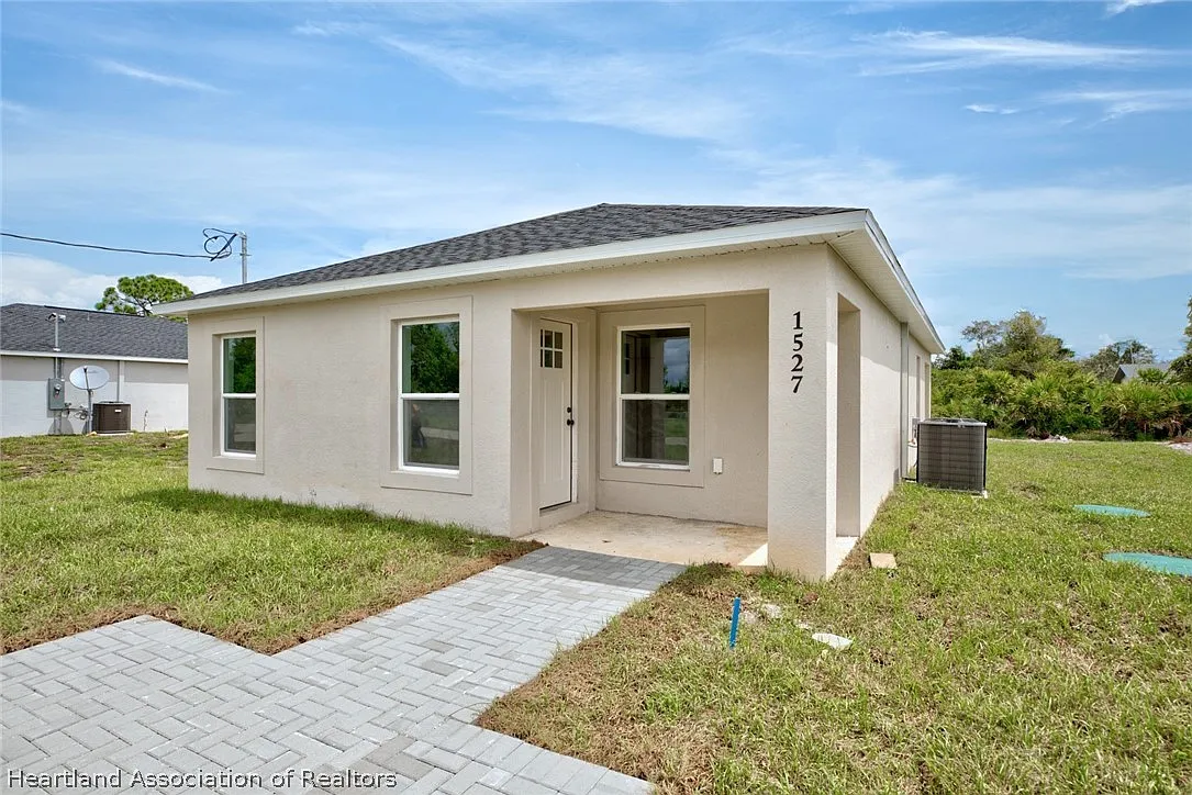 3 bed, 2.0 bath, 1025 sqft, $1,850 — Photo 2