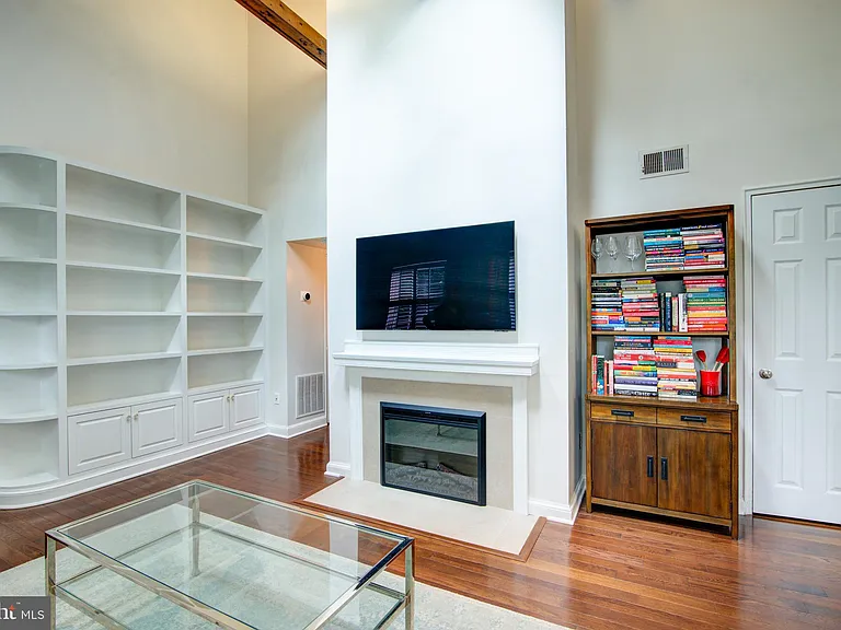 2100 N Scott St #106 — Photo 10