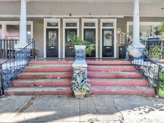 4th image of 210 W 41st St #216
