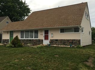 7 Plumbridge Dr, Levittown, PA 19056