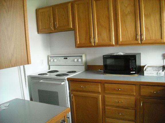 Kitchen w/lots of cabinets
