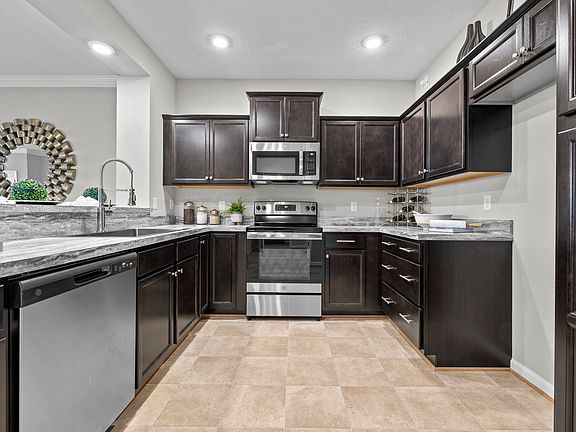 5th image of 1002 Kathy Ann Way W