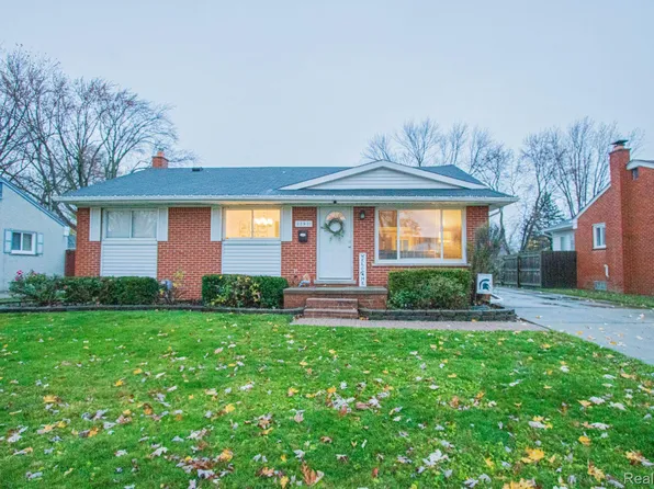 23931 Harvard Shore Dr, Saint Clair Shores, MI 48082