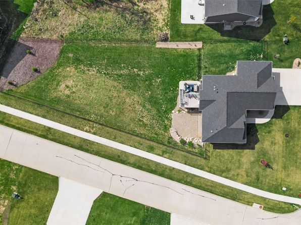 3073 Dell Ridge Ln, Hiawatha, IA 52233