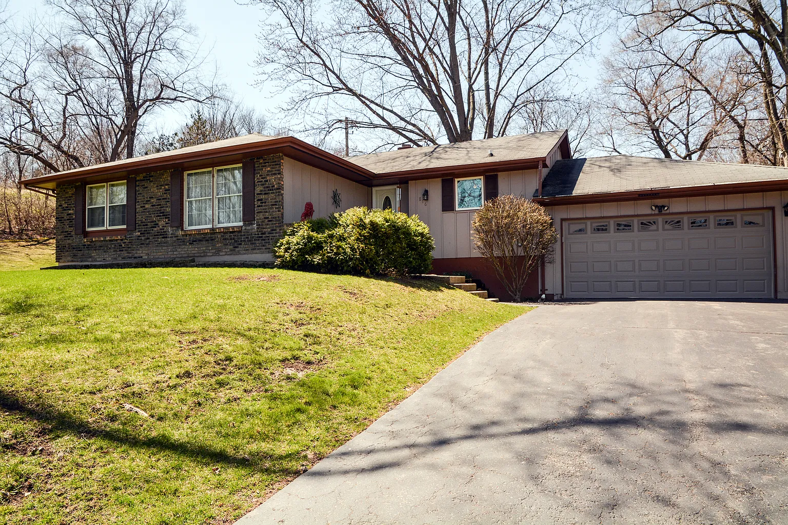 816 Locust Dr photo 1