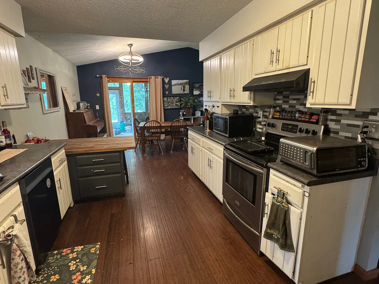 4 bed, 2500 sqft, $2,200 — Photo 4