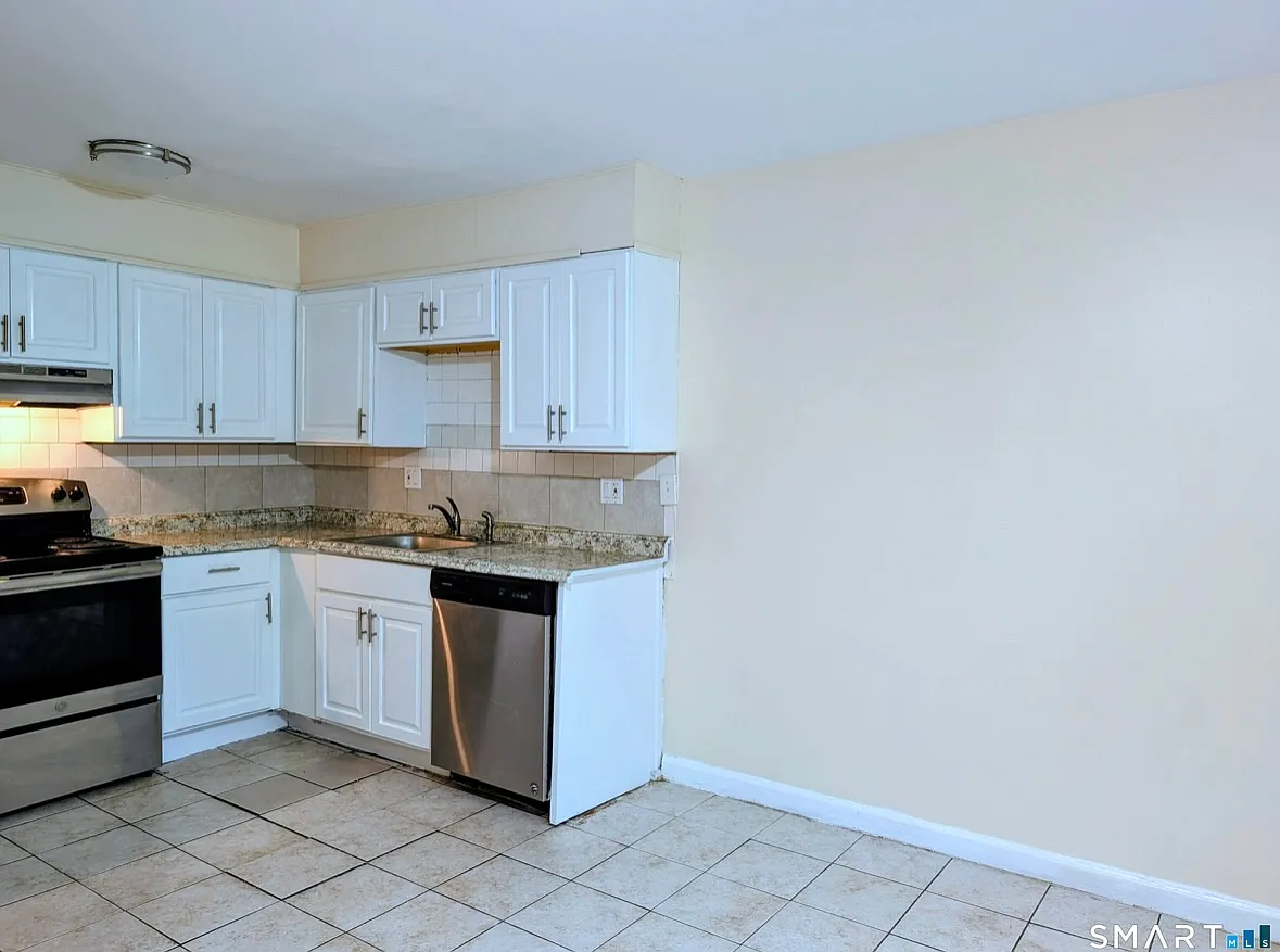 3 bed, 1.5 bath, 1220 sqft, $2,700 — Photo 4