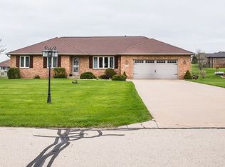 8389 Kemp Ct, Dubuque, IA 52003