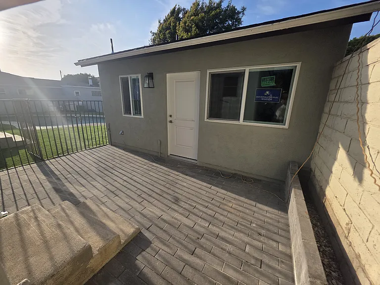 409 W Acacia Ave #B — Photo 4