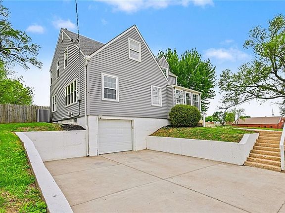 3rd image of 645 NE Barry Rd