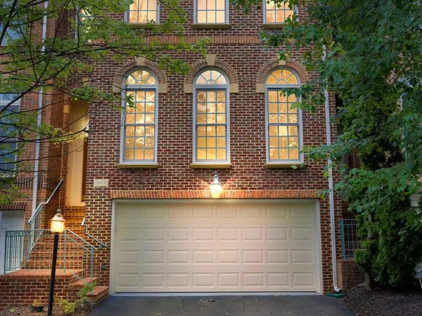 12412 Meadow Field Dr, Fairfax, VA 22033