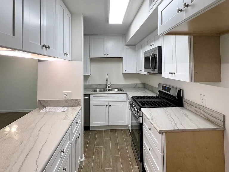 Kitchen Area cabintes w/air glide closing