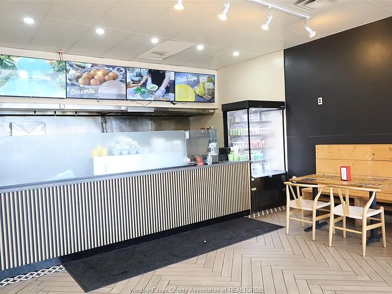 421 Sandwich St S #2 — Photo 3