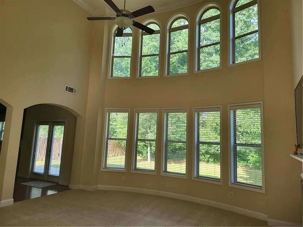 5 bed, 4.0 bath, 3324 sqft, $3,850 — Photo 3