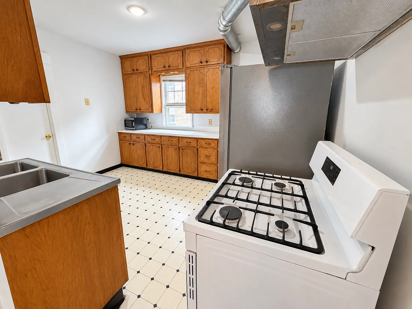 1951 Grand Avenue - . — Photo 4