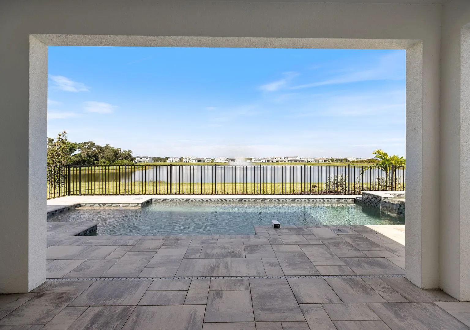 Brand New spacious 4bd/3.5bth Sarasota Home with Swimming Pool, 3-Car Garage and Loft — Photo 1