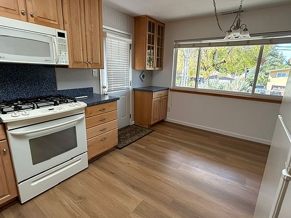 4th image of 109 S Navarra Dr