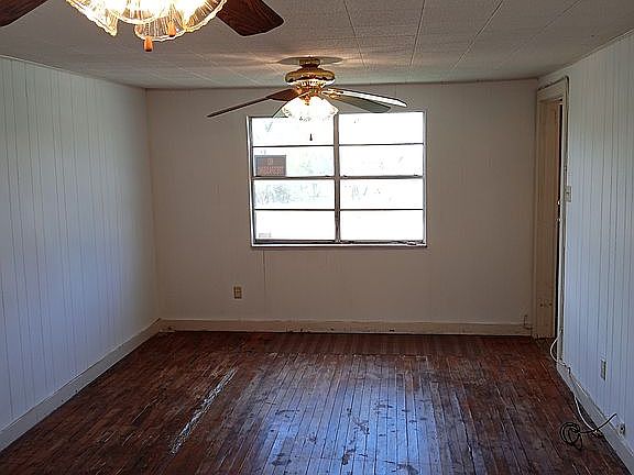5th image of 1016 Texas St